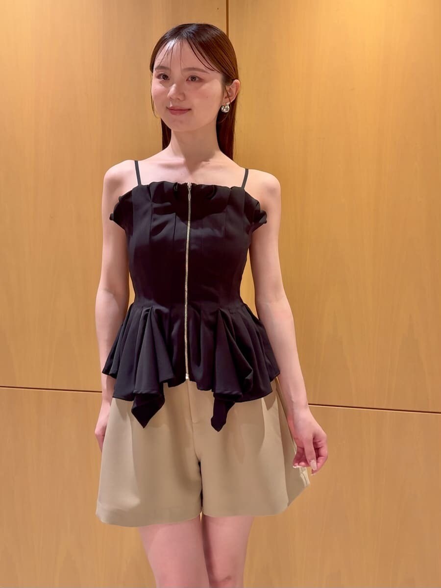ベージュ系のその他パンツ、ブラック系のその他トップス、ブラック系のボストンバッグを着用したレディースの夏コーディネートの5枚目の写真