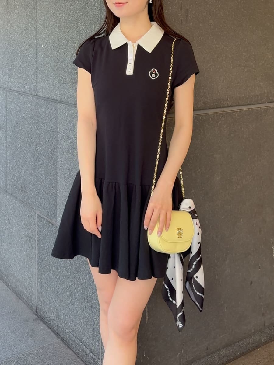 イエロー系のショルダーバッグ、ブラック系のワンピース、その他のバンダナ/スカーフを着用したレディースの夏コーディネートの7枚目の写真