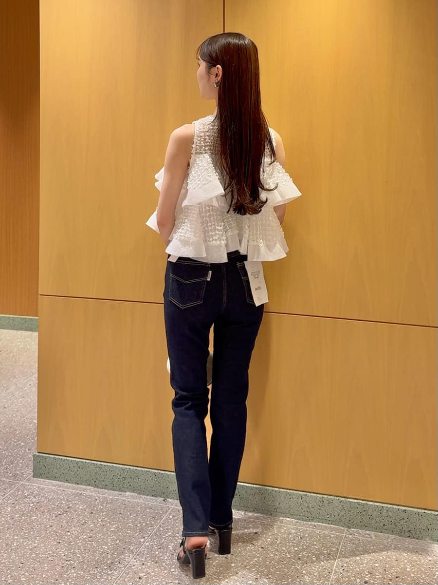 ブルー系のその他パンツ、ホワイト系のシャツ/ブラウス、ホワイト系のショルダーバッグを着用したレディースの春コーディネートの3枚目の写真