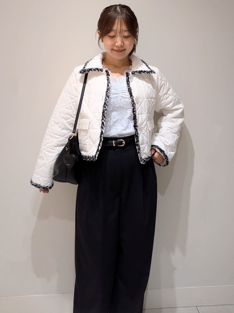ホワイト系のテーラードジャケット、ブラック系のその他パンツ、ブルー系のTシャツ/カットソーを着用したレディースの秋コーディネートの3枚目の写真