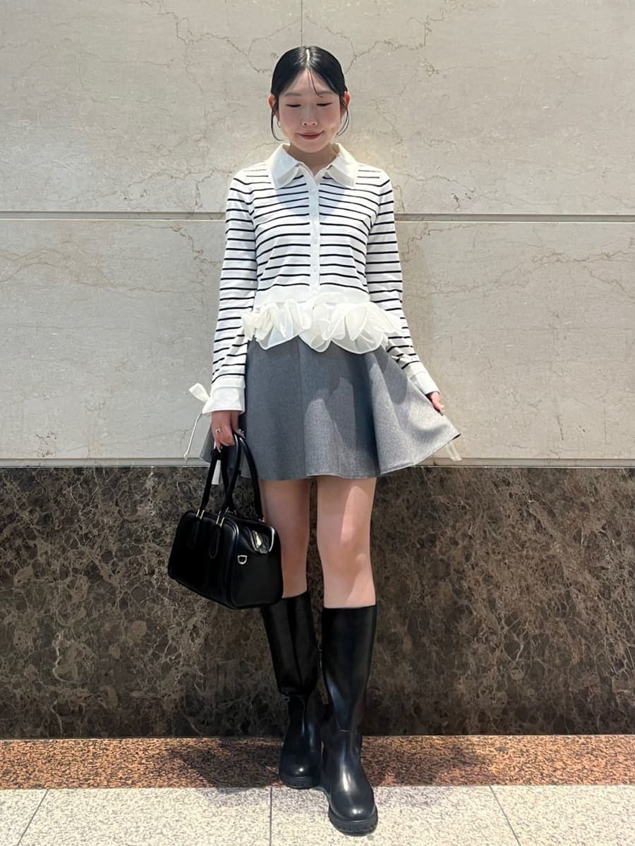 グレー系のその他パンツ、その他のニット/セーター、ブラック系のボストンバッグを着用したレディースの冬コーディネートの3枚目の写真