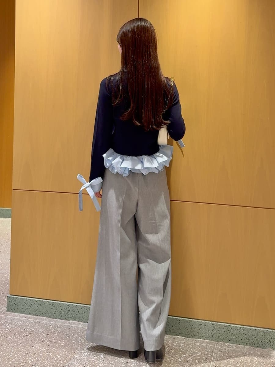 ブラック系のブーツ、グレー系のその他パンツ、ブルー系のニット/セーターを着用したレディースの冬コーディネートの3枚目の写真