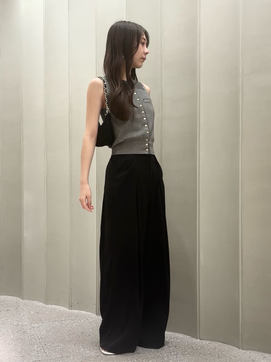 ブラック系のその他パンツ、ブラック系のショルダーバッグ、その他のニット/セーターを着用したレディースの夏コーディネートの2枚目の写真