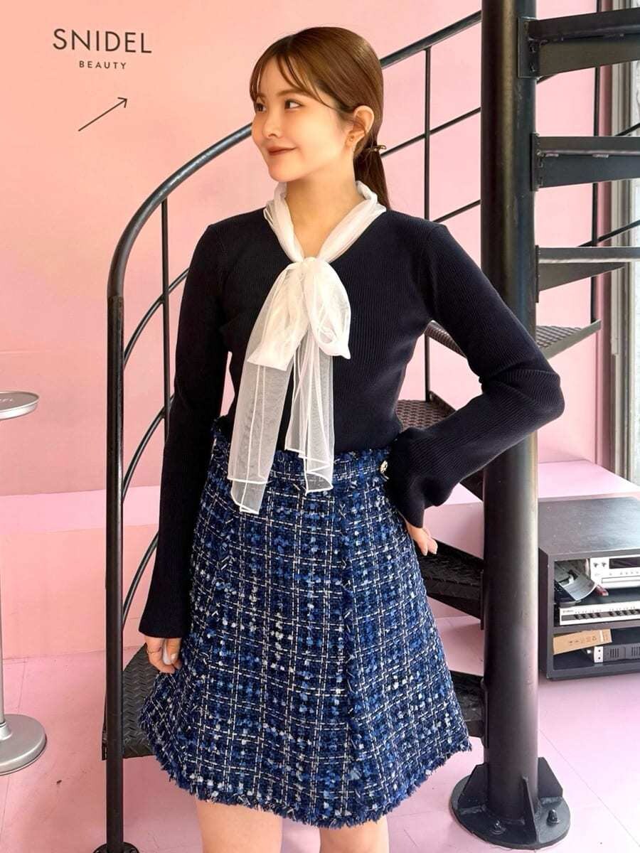 ブルー系のニット/セーター、ブルー系のその他アウター、ブルー系のスカートを着用したレディースの秋コーディネートの5枚目の写真