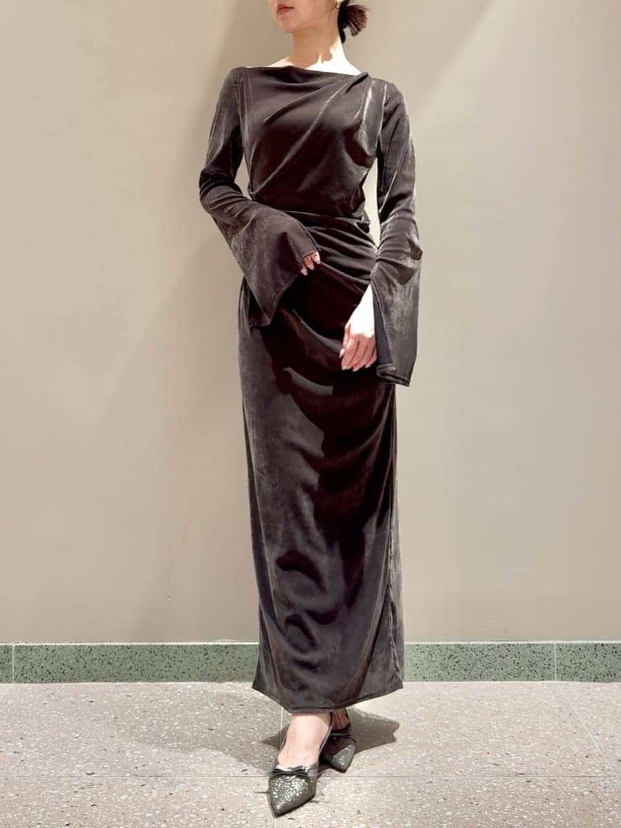 グレー系のワンピース、ブラック系のショルダーバッグを着用したレディースの秋コーディネートの7枚目の写真