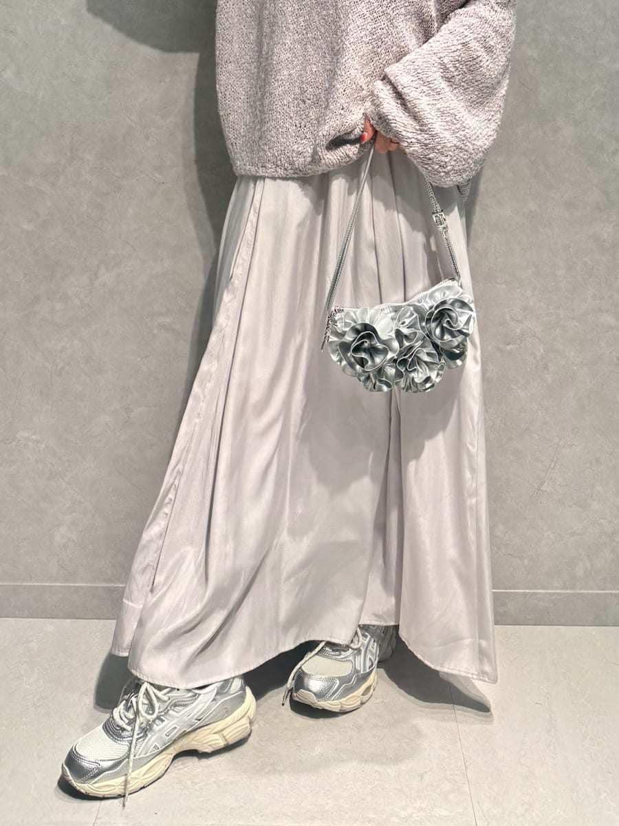 パープル系のワンピース、シルバー系のハンドバッグ、シルバー系のスニーカーを着用したレディースの春コーディネートの7枚目の写真