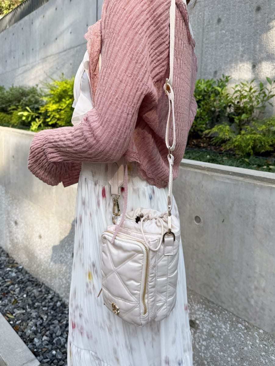 ホワイト系のサンダル、ホワイト系のワンピース、ピンク系のカーディガン/ボレロを着用したレディースの春コーディネートの5枚目の写真