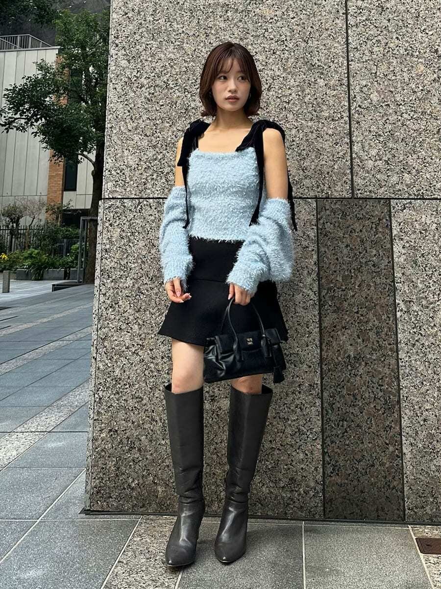 ブラック系のその他パンツ、ブラック系のボストンバッグを着用したレディースの冬コーディネートの2枚目の写真