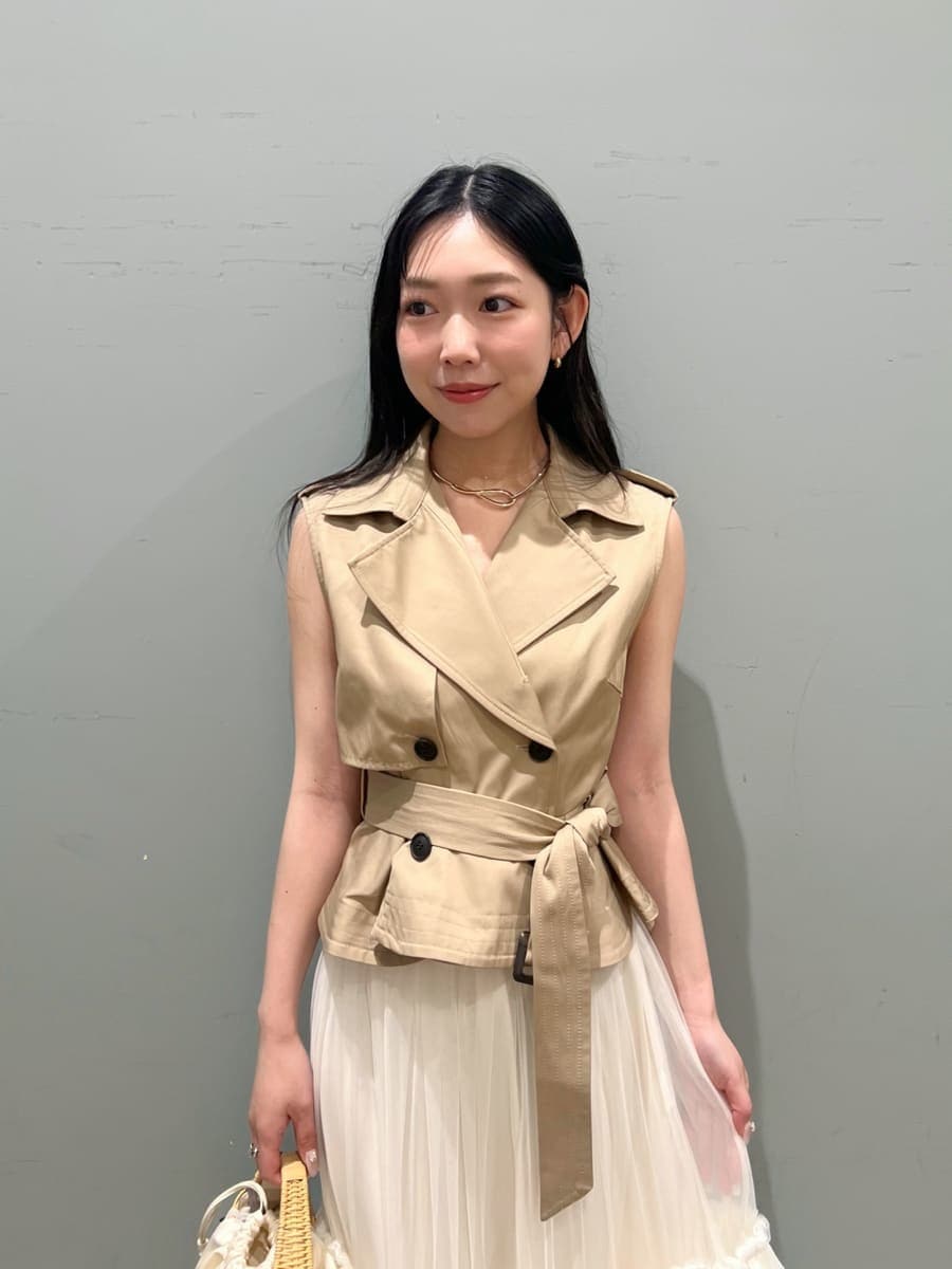 ベージュ系のワンピース、ホワイト系のかごバッグ、ブラウン系のサンダルを着用したレディースの夏コーディネートの4枚目の写真