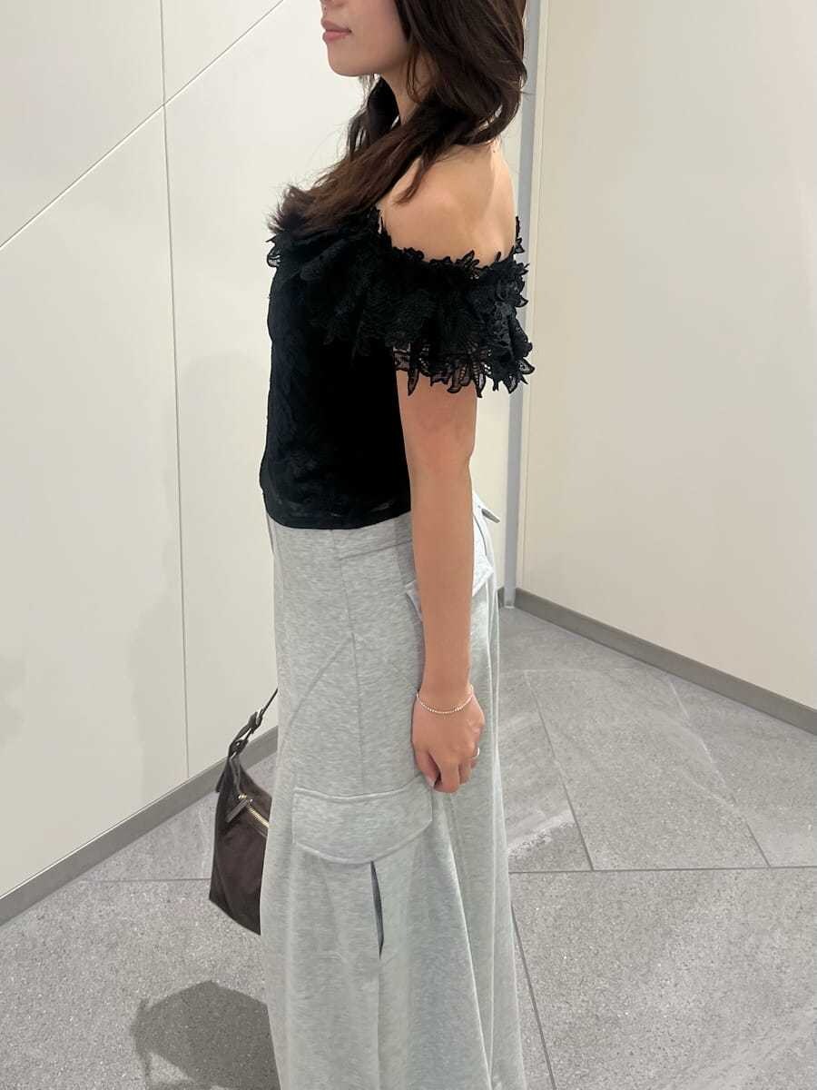 グレー系のその他パンツ、ブラック系のTシャツ/カットソー、ブラック系のサンダルを着用したレディースの夏コーディネートの6枚目の写真