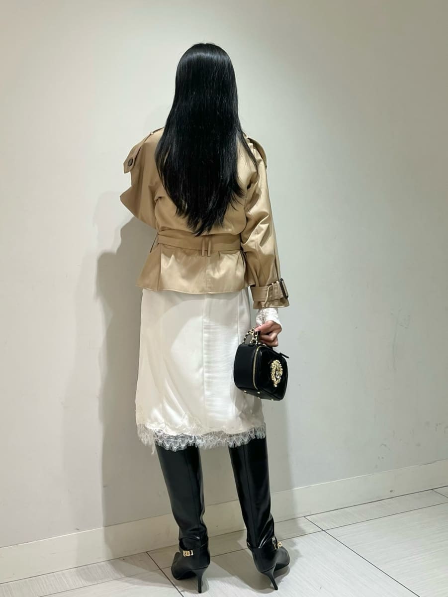 ベージュ系のブルゾン、ホワイト系のスカート、その他のTシャツ/カットソーを着用したレディースの秋コーディネートの3枚目の写真