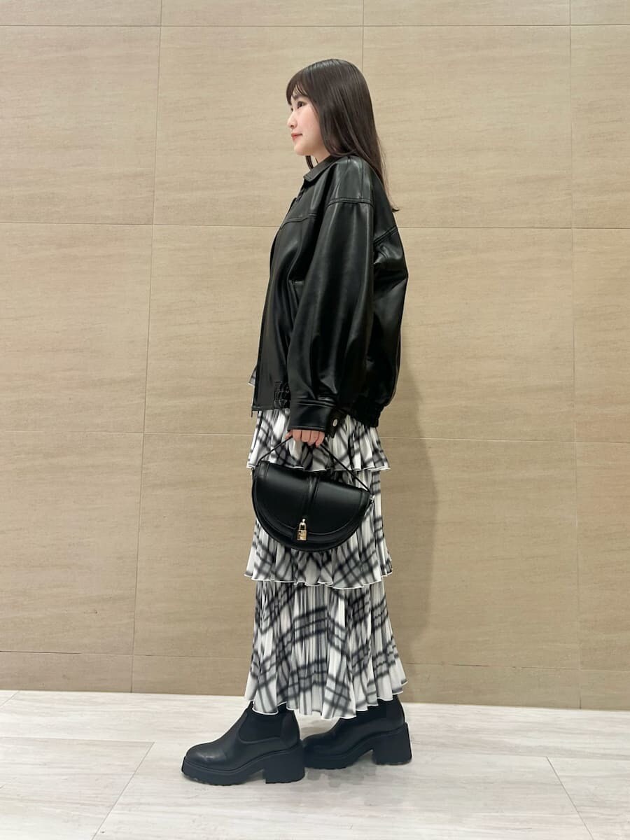 その他のワンピース、ブラック系のブルゾン、ブラック系のハンドバッグを着用したレディースの秋コーディネートの2枚目の写真