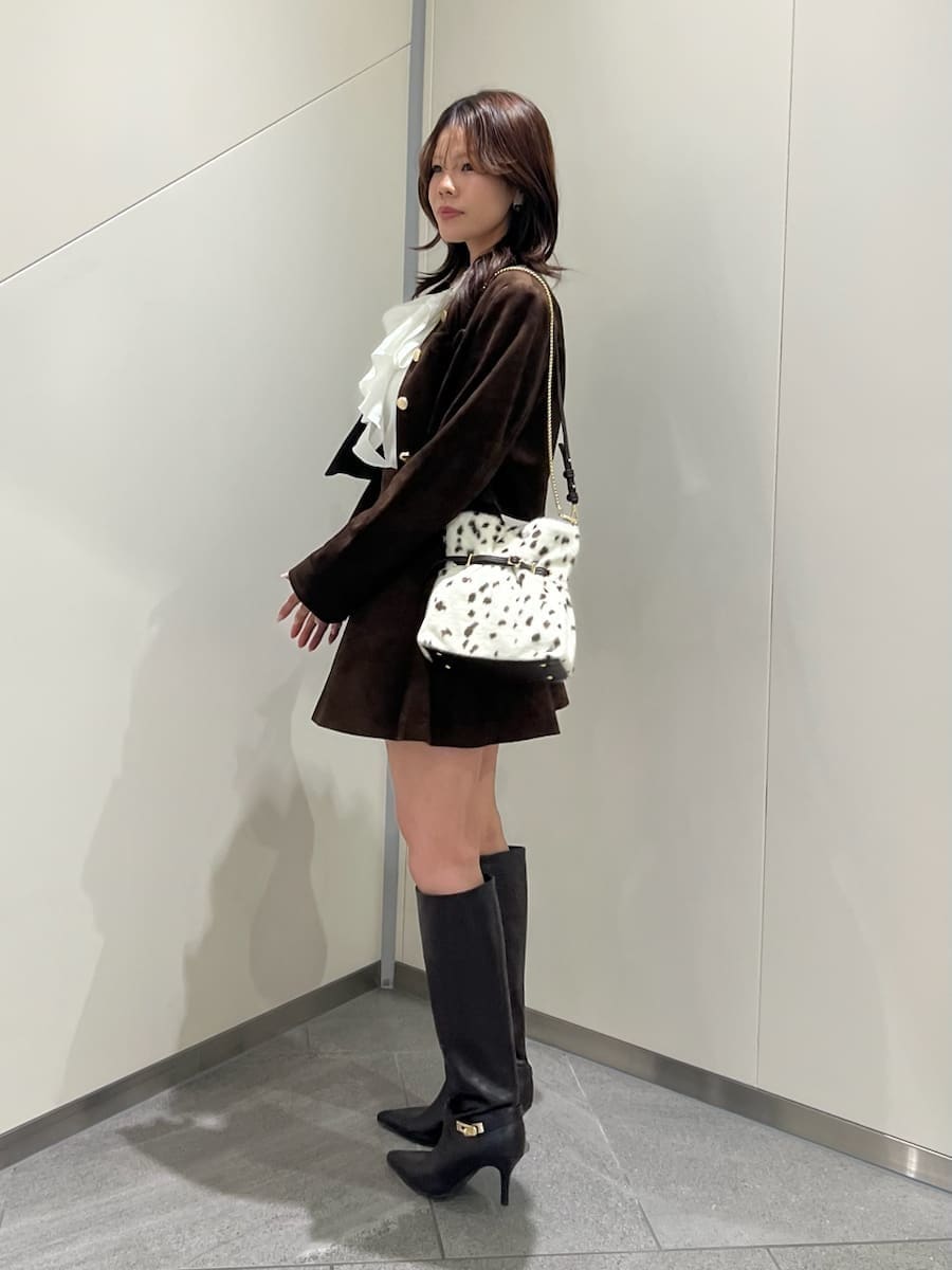ブラウン系のノーカラージャケット、ブラウン系のその他パンツ、ホワイト系のシャツ/ブラウスを着用したレディースの秋コーディネートの3枚目の写真