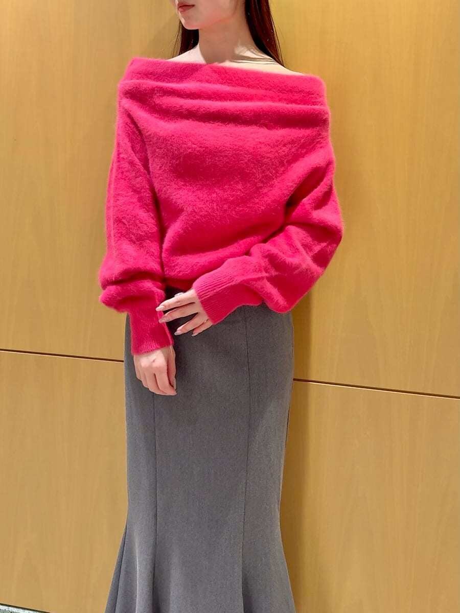 ブラック系のブーツ、ブラック系のショルダーバッグ、ピンク系のニット/セーターを着用したレディースの冬コーディネートの4枚目の写真