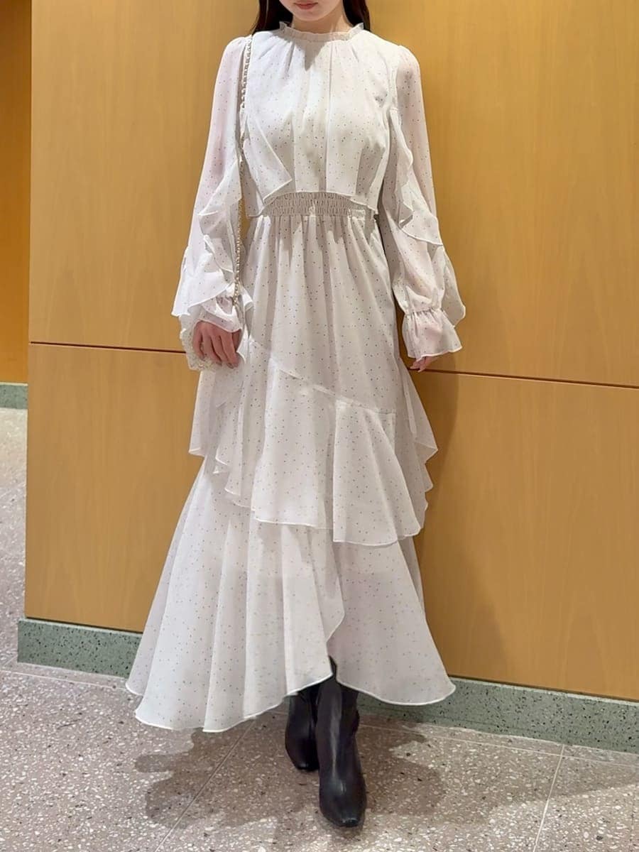 ブラック系のブーツ、ホワイト系のショルダーバッグ、その他のワンピースを着用したレディースの冬コーディネートの4枚目の写真