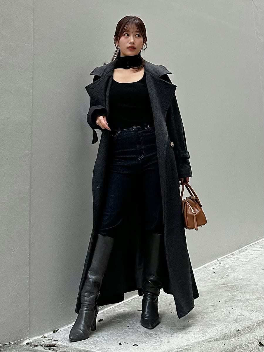 グレー系のブーツ、ブルー系のその他パンツ、グレー系のチェスターコートを着用したレディースの秋コーディネートの5枚目の写真