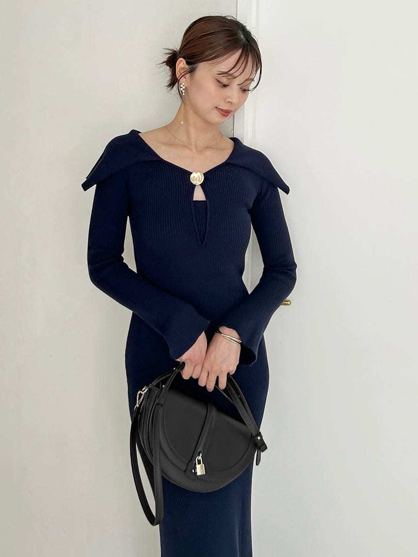 ブルー系のワンピース、ブラック系のハンドバッグを着用したレディースの秋コーディネートの4枚目の写真