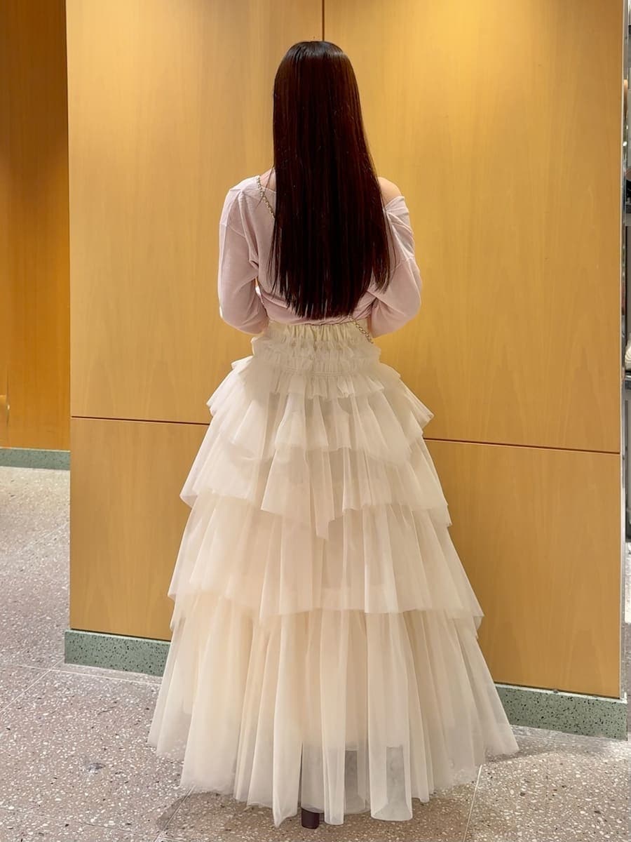 レッド系のブーツ、ホワイト系のショルダーバッグ、ピンク系のニット/セーターを着用したレディースの冬コーディネートの3枚目の写真