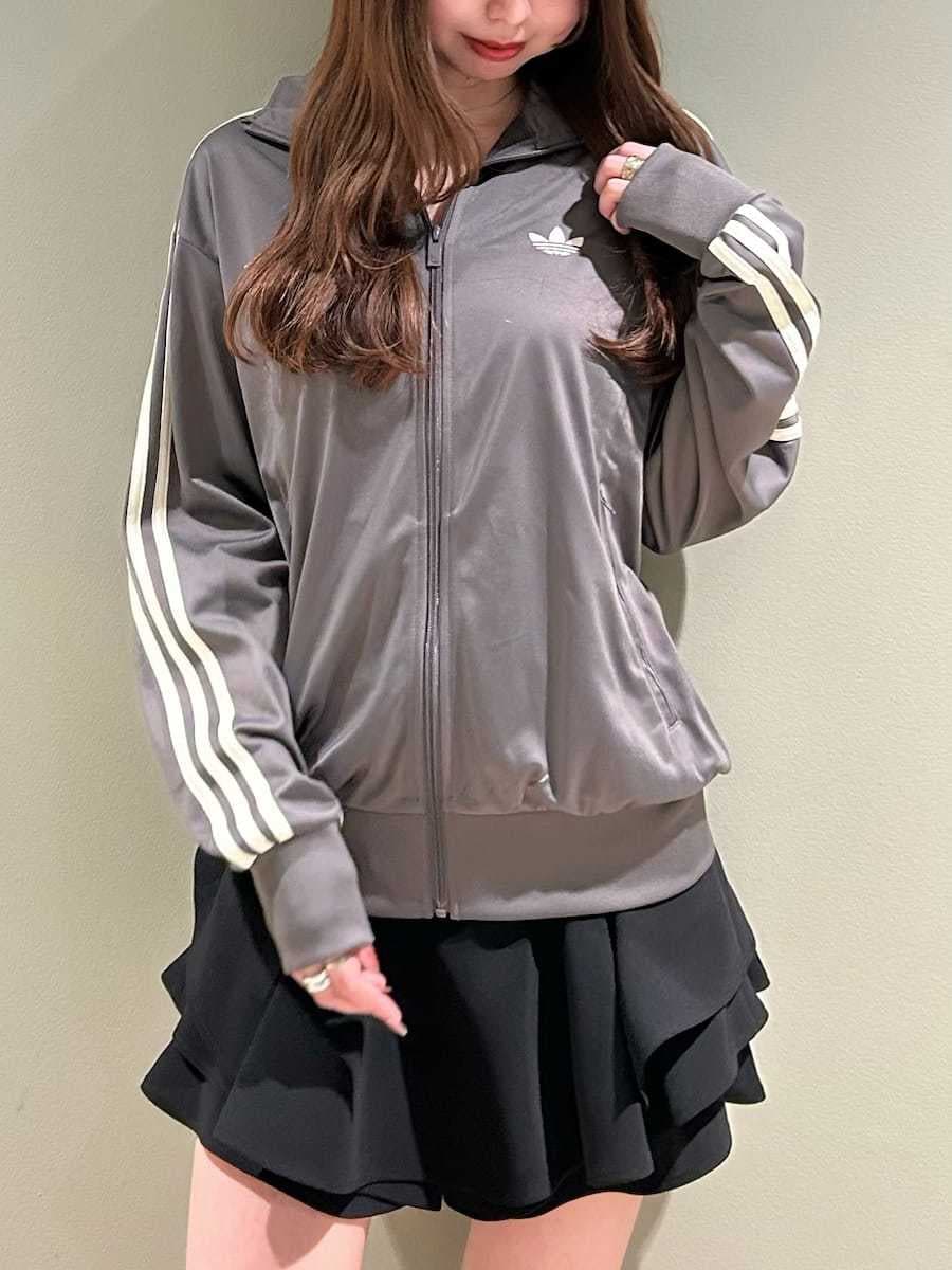 ブラック系のその他パンツを着用したレディースの冬コーディネートの3枚目の写真