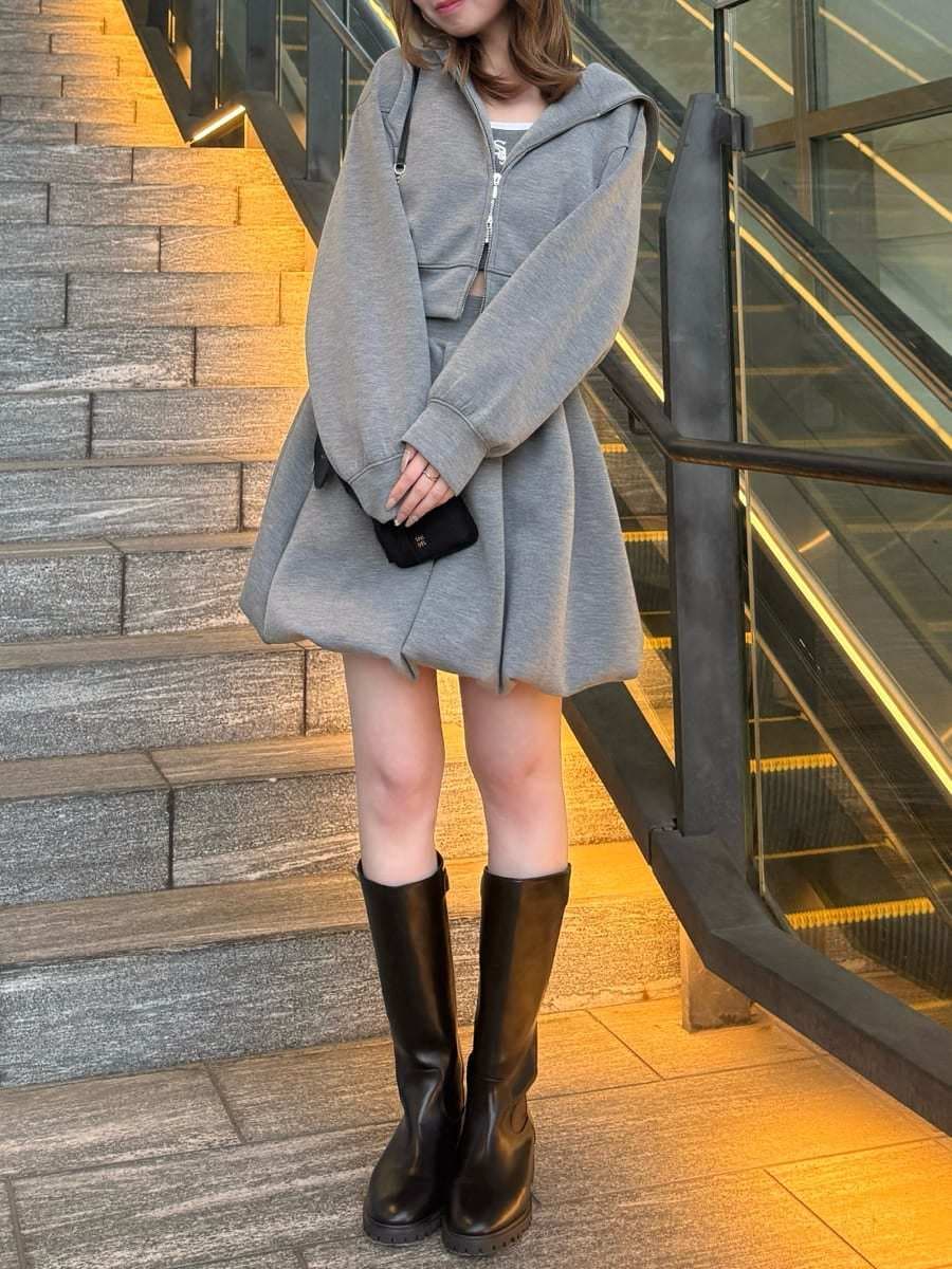 グレー系のワンピース、グレー系のキャミソール、ブラック系のショルダーバッグを着用したレディースの春コーディネートの5枚目の写真