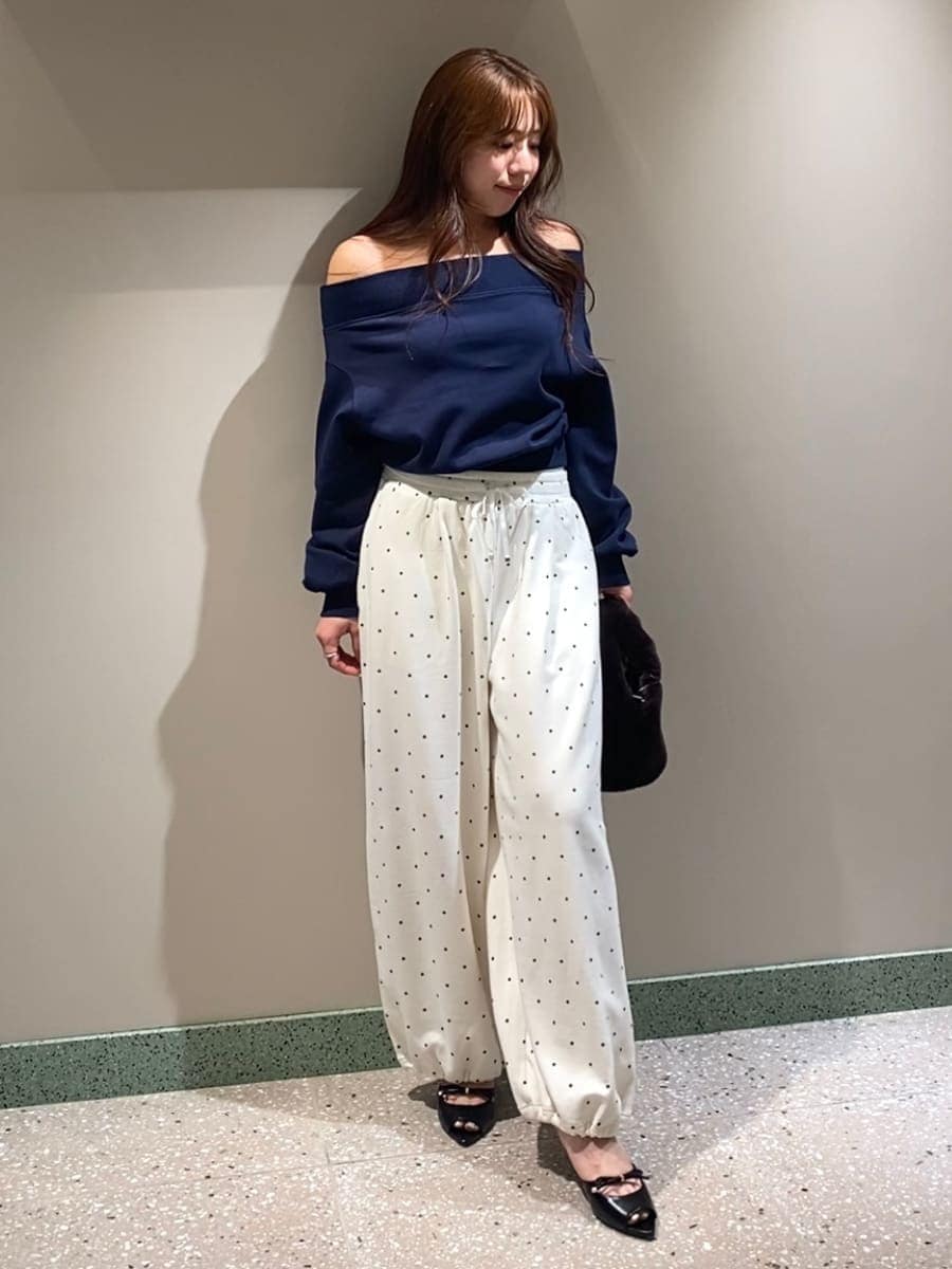 その他のその他パンツ、ブルー系のワンピース、ブラック系のサンダルを着用したレディースの秋コーディネートの4枚目の写真