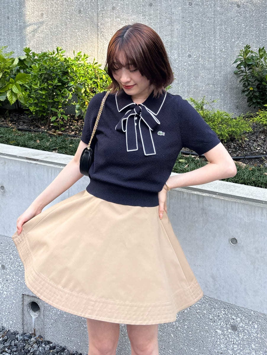 ブラック系のショルダーバッグ、ベージュ系のその他パンツ、その他のローファーを着用したレディースの春コーディネートの5枚目の写真