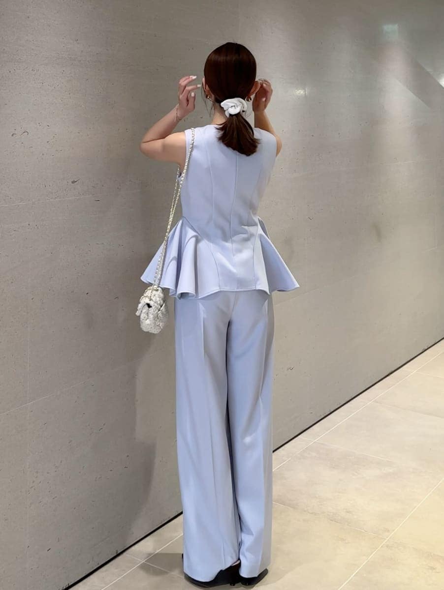 ブルー系のワンピースを着用したレディースの春コーディネートの2枚目の写真