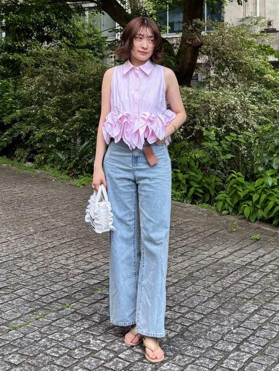 ブルー系のデニムパンツ、ピンク系のシャツ/ブラウスを着用したレディースの春コーディネートの2枚目の写真