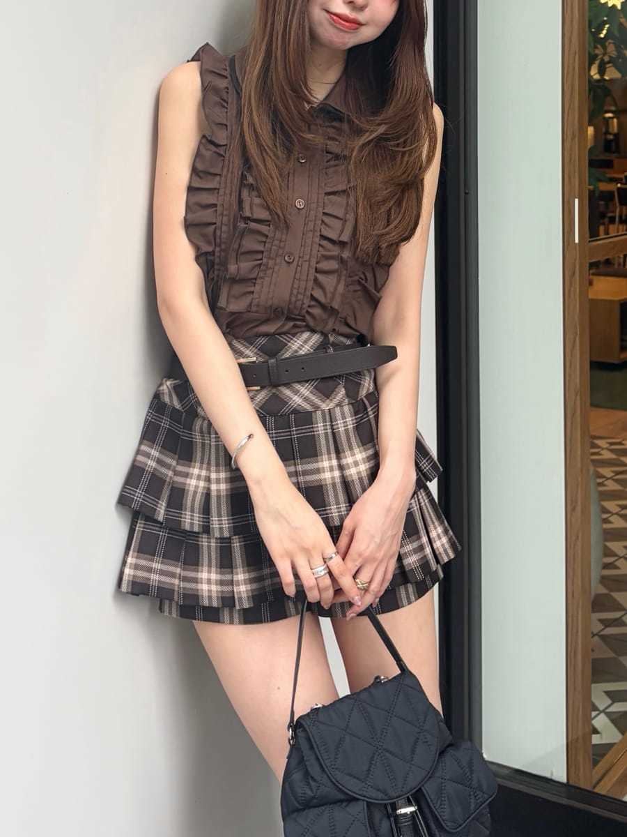 ブラウン系のその他パンツ、ブラック系のバックパック/リュック、ブラウン系のシャツ/ブラウスを着用したレディースの夏コーディネートの3枚目の写真