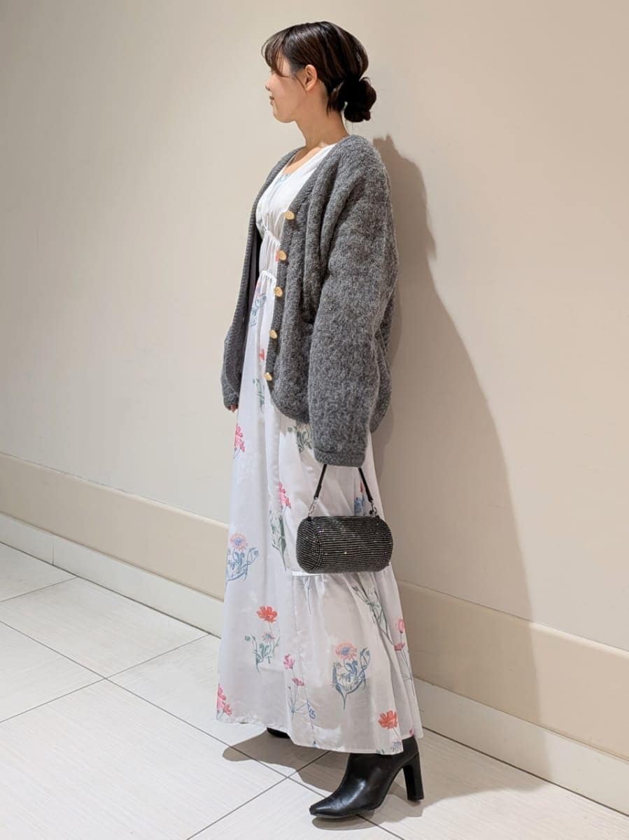 グレー系のワンピース、グレー系のノーカラージャケットを着用したレディースの冬コーディネートの2枚目の写真