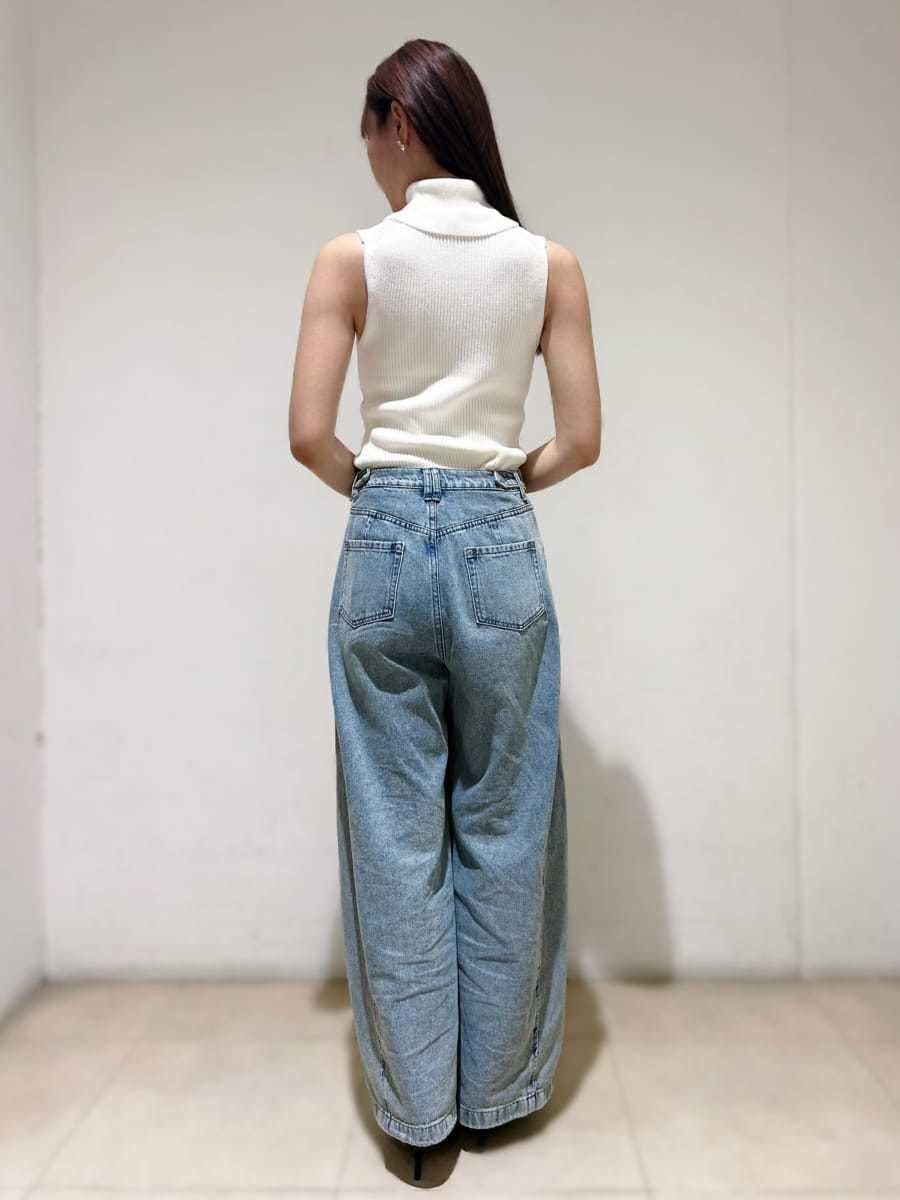ブラック系のブルゾン、ブルー系のデニムパンツ、ホワイト系のニット/セーターを着用したレディースの夏コーディネートの4枚目の写真