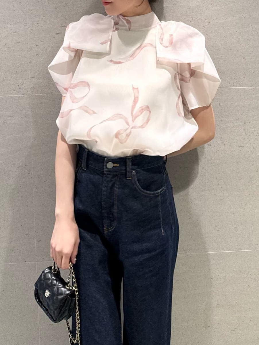 ブルー系のデニムパンツを着用したレディースの春コーディネートの3枚目の写真