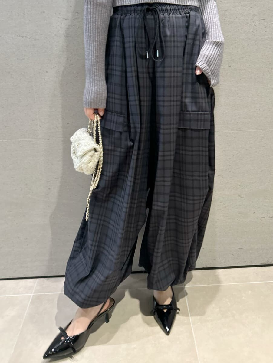 グレー系のニット/セーター、ブルー系のその他パンツ、ブラック系のショルダーバッグを着用したレディースの秋コーディネートの3枚目の写真