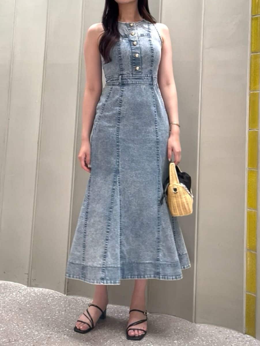 ブラック系のかごバッグ、ブルー系のワンピース、ブラック系のサンダルを着用したレディースの春コーディネートの4枚目の写真