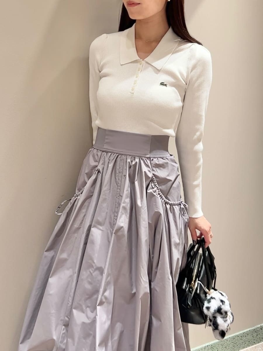 ホワイト系のニット/セーター、グレー系のスカート、ブラック系のボストンバッグを着用したレディースの秋コーディネートの5枚目の写真