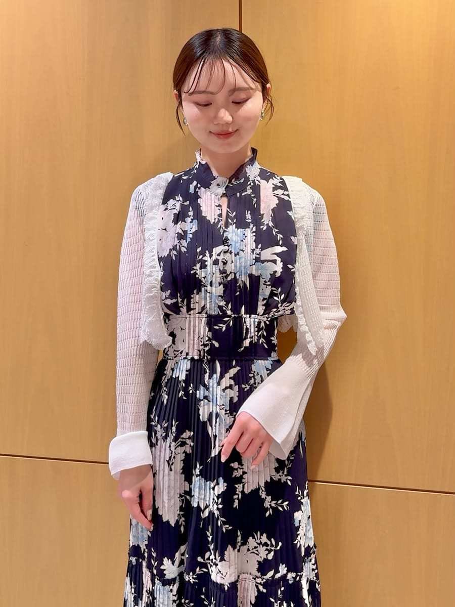 ブルー系のワンピース、ホワイト系のカーディガン/ボレロ、ホワイト系のショルダーバッグを着用したレディースの春コーディネートの6枚目の写真