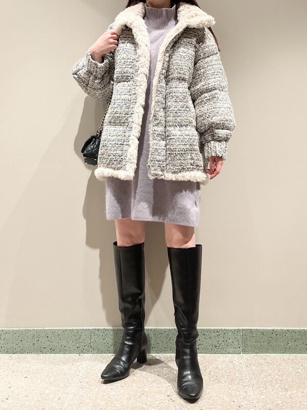 その他のその他アウター、パープル系のワンピース、ブラック系のショルダーバッグを着用したレディースの冬コーディネートの4枚目の写真