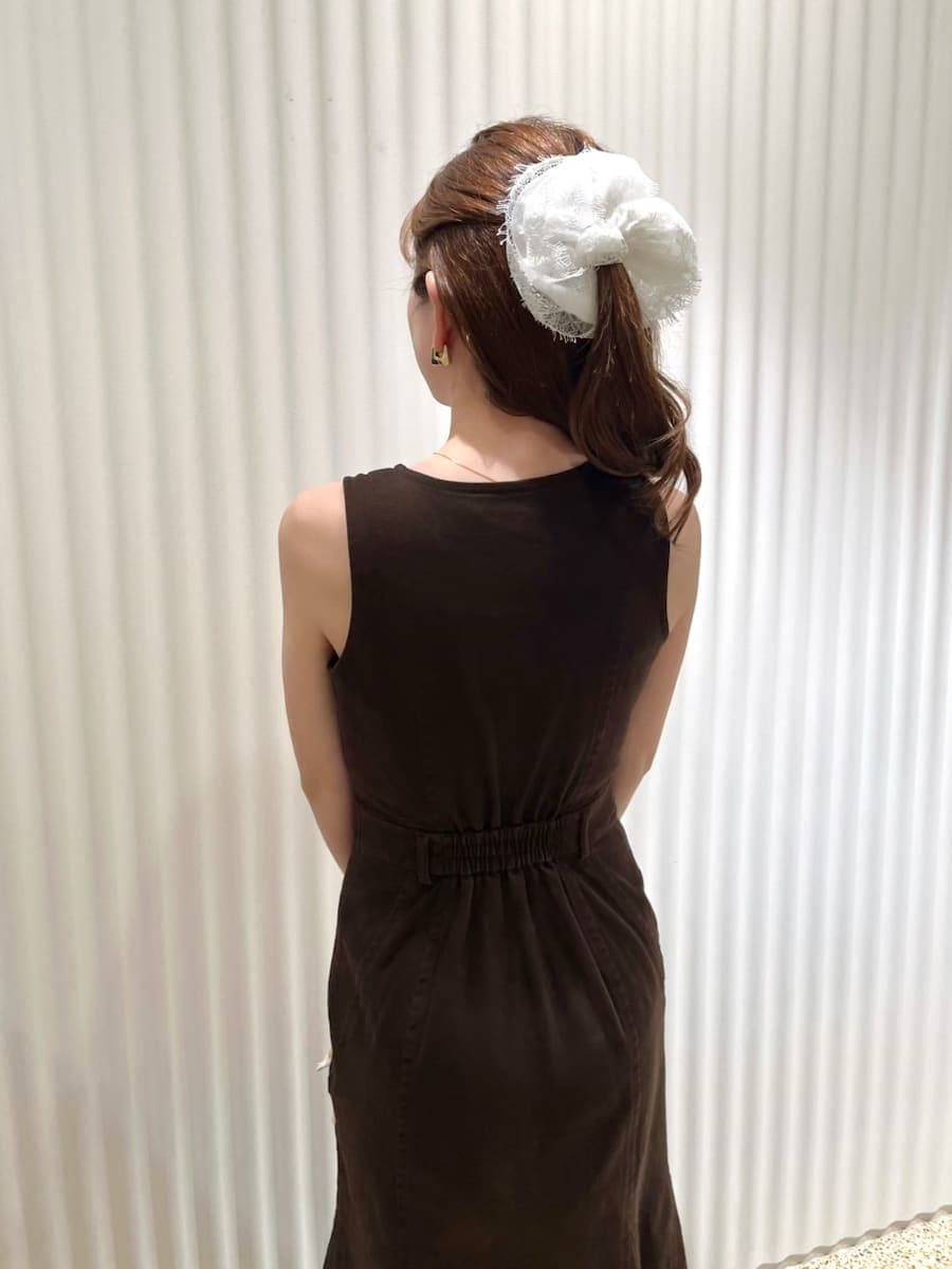 イエロー系のパンプス、ホワイト系のかごバッグ、ブラウン系のワンピースを着用したレディースの春コーディネートの6枚目の写真