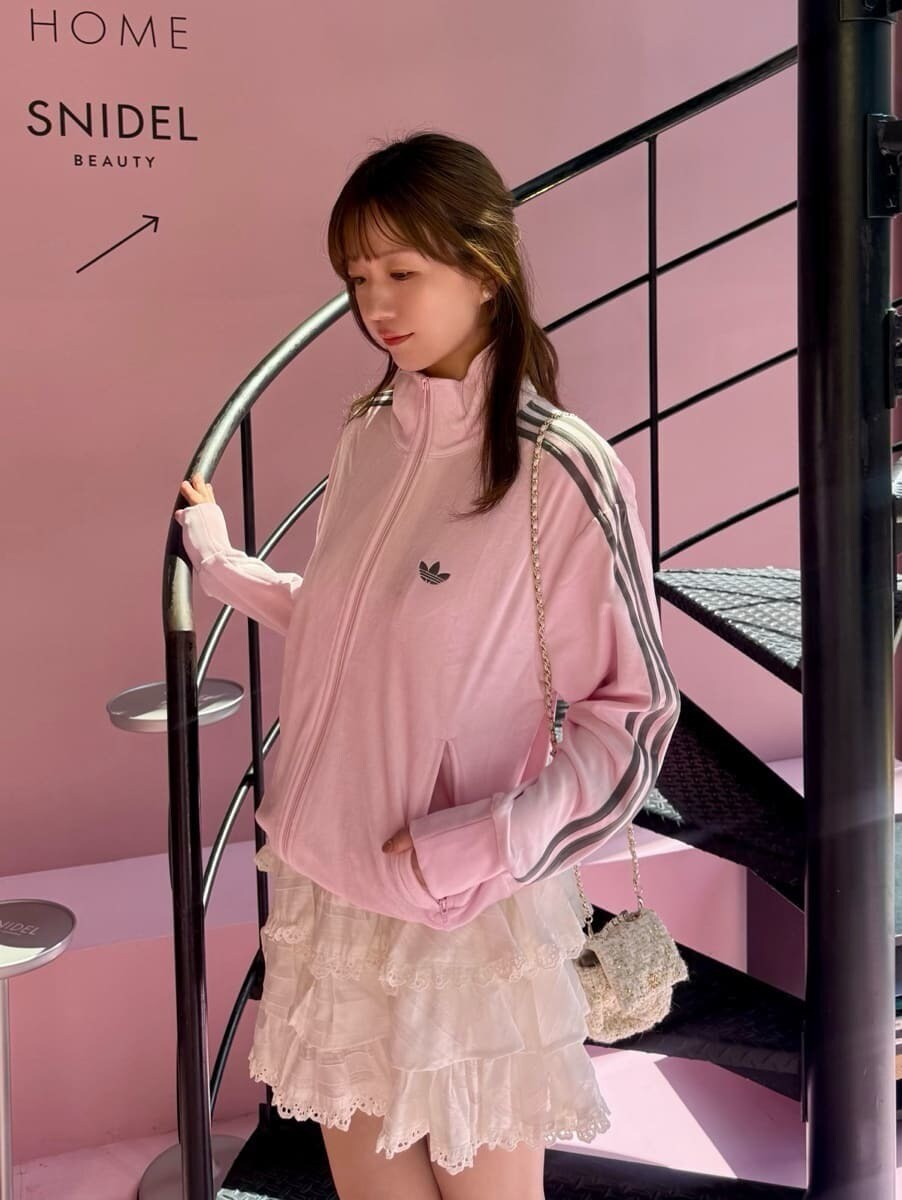 ホワイト系のニット/セーター、ホワイト系のその他パンツ、ホワイト系のショルダーバッグを着用したレディースの秋コーディネートの4枚目の写真