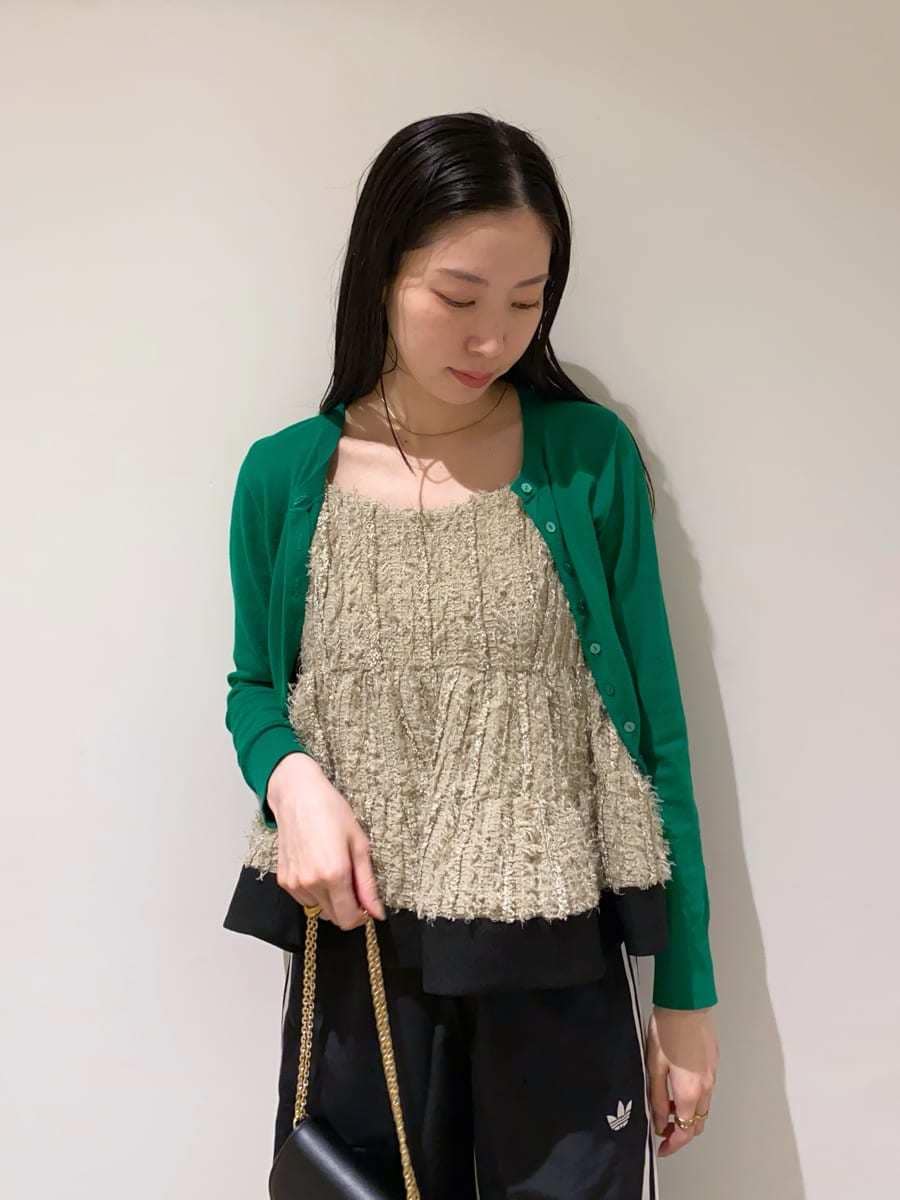 ベージュ系のその他トップス、グリーン系のカーディガン/ボレロ、ブラック系のその他パンツを着用したレディースの春コーディネートの4枚目の写真