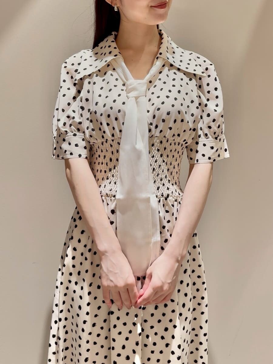 ホワイト系のワンピース、レッド系のショルダーバッグを着用したレディースの夏コーディネートの5枚目の写真