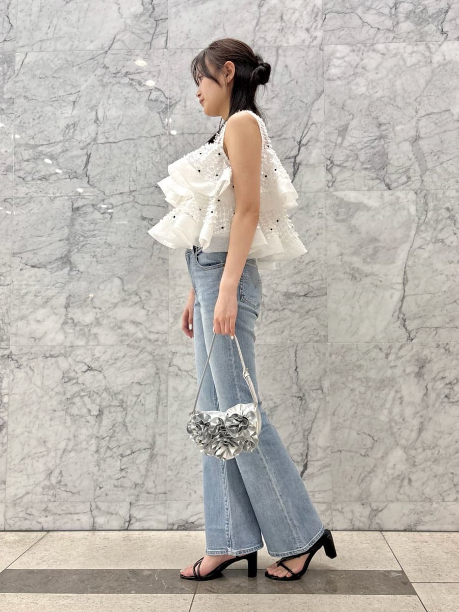その他のシャツ/ブラウス、ブルー系のデニムパンツ、ブラック系のサンダルを着用したレディースの春コーディネートの2枚目の写真