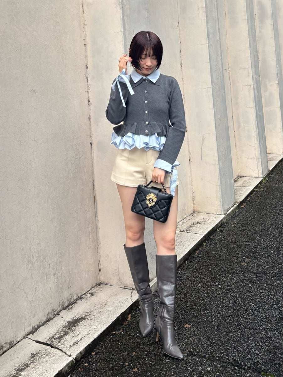 グレー系のカーディガン/ボレロ、ブラック系のショルダーバッグ、ホワイト系のその他パンツを着用したレディースの秋コーディネートの3枚目の写真