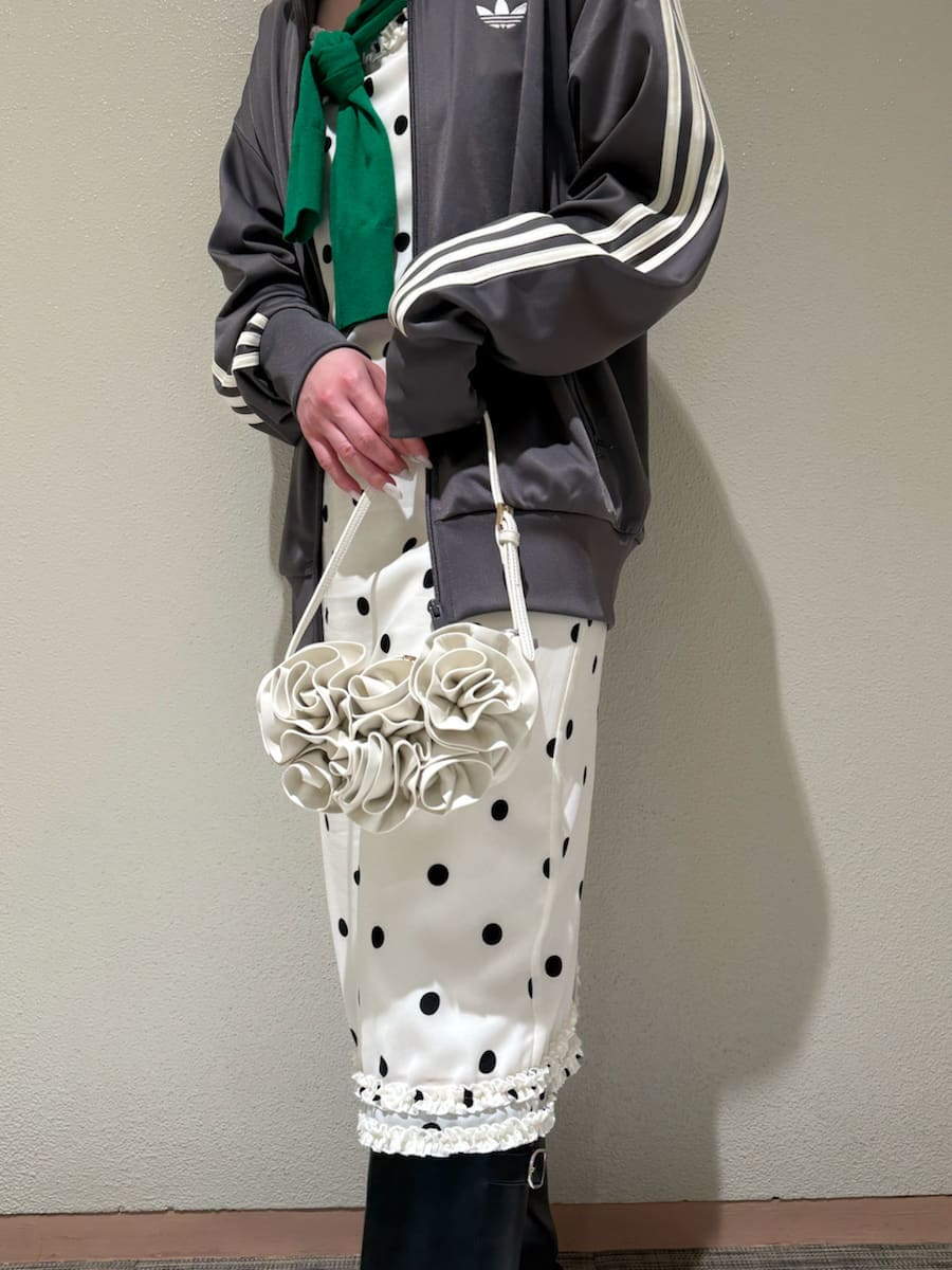 その他のスカート、その他のキャミソール、グリーン系のカーディガン/ボレロを着用したレディースの春コーディネートの5枚目の写真