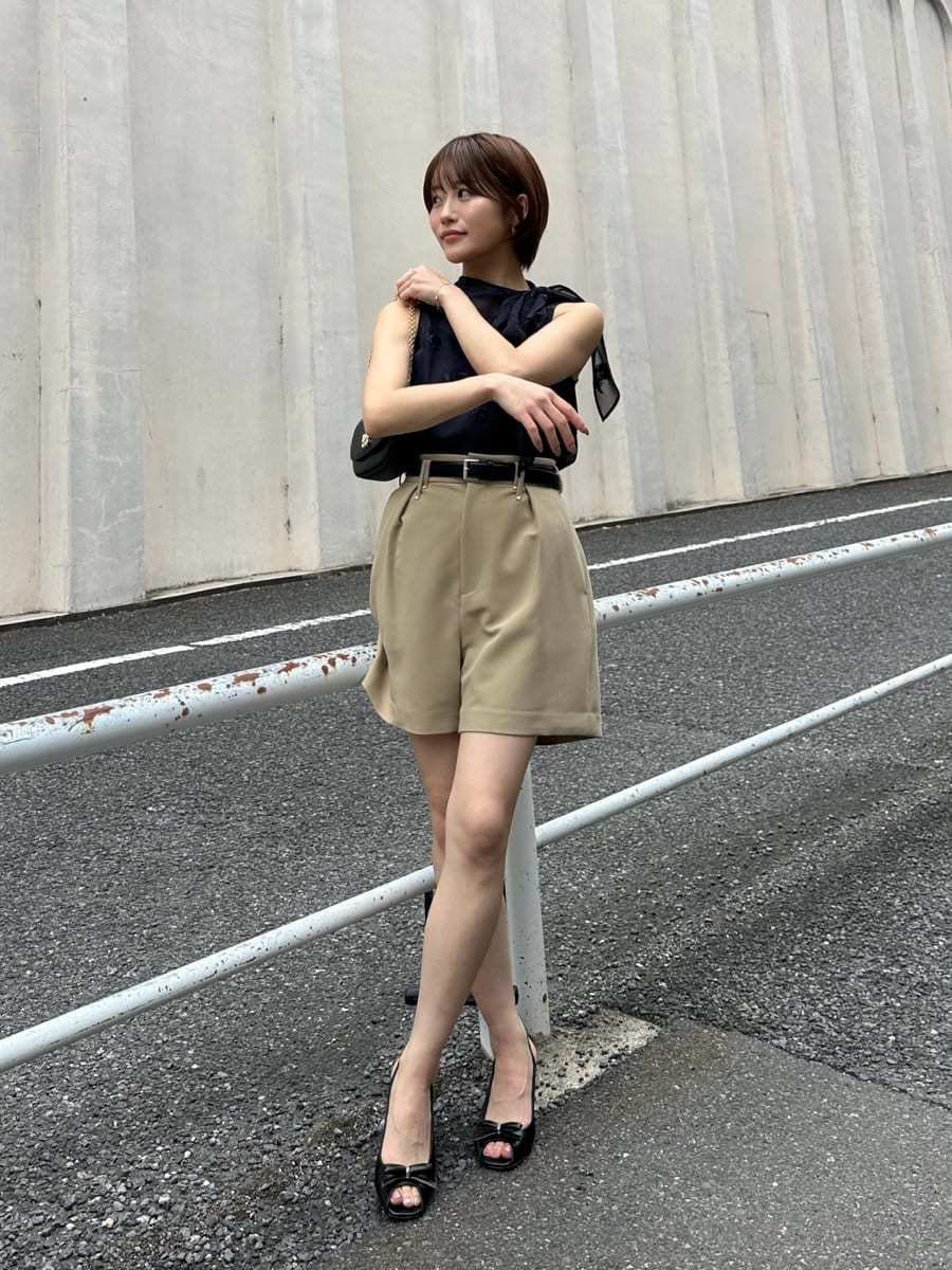 ブラック系のショルダーバッグ、ベージュ系のその他パンツを着用したレディースの春コーディネートの5枚目の写真