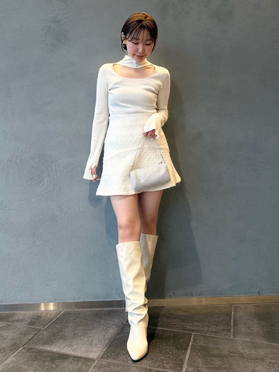 ホワイト系のダウンジャケット/コート、ホワイト系のニット/セーターを着用したレディースの冬コーディネートの4枚目の写真