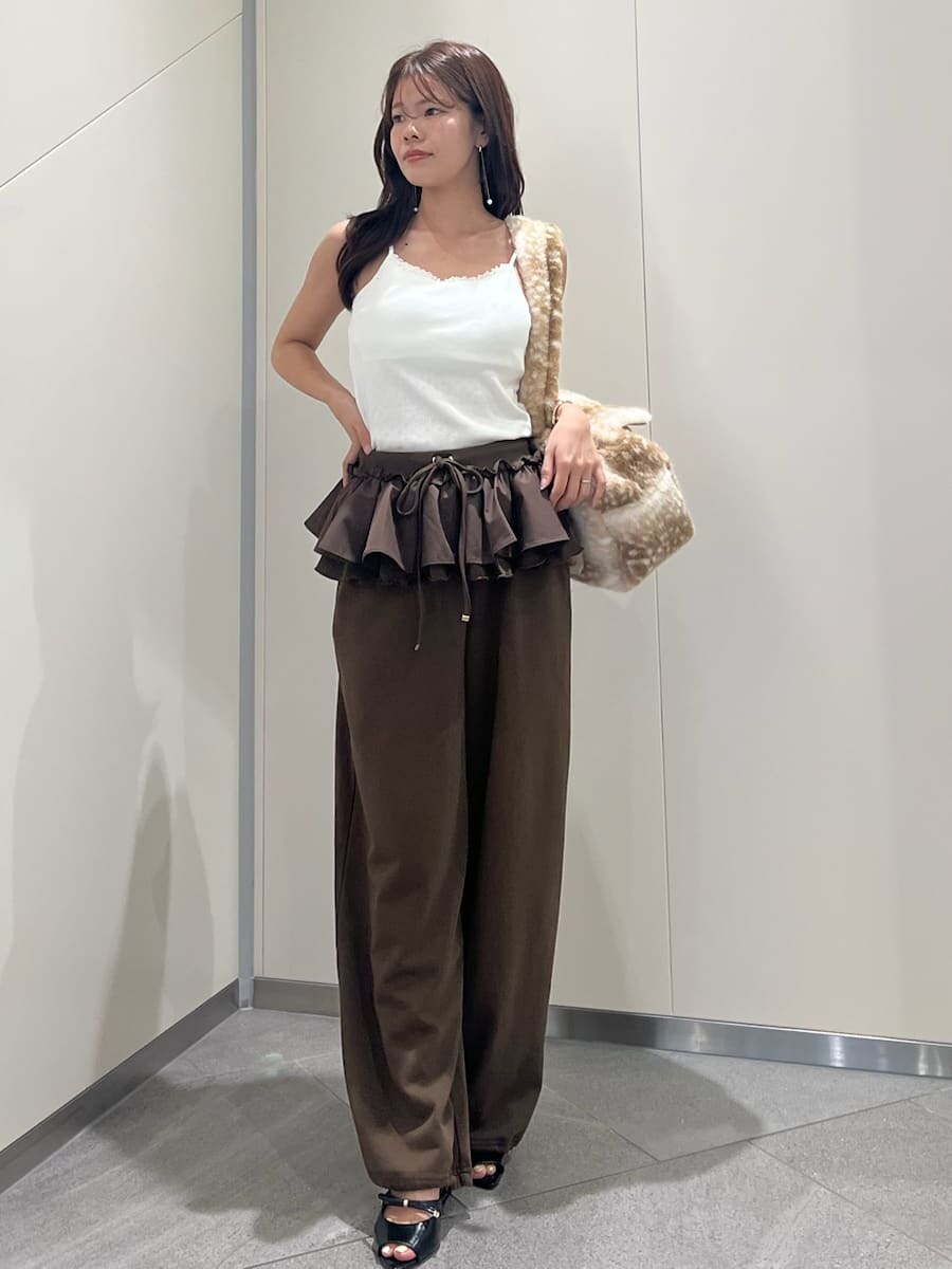 ブラウン系のその他パンツ、ブラウン系のパーカー、ホワイト系のキャミソールを着用したレディースの夏コーディネートの5枚目の写真