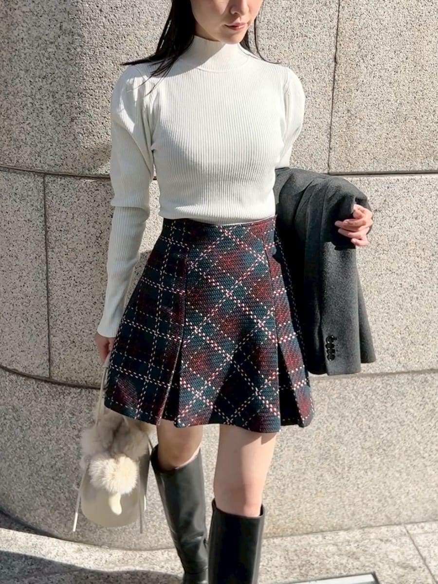 ホワイト系のニット/セーター、ブラック系のブーツ、グレー系のテーラードジャケットを着用したレディースの秋コーディネートの5枚目の写真