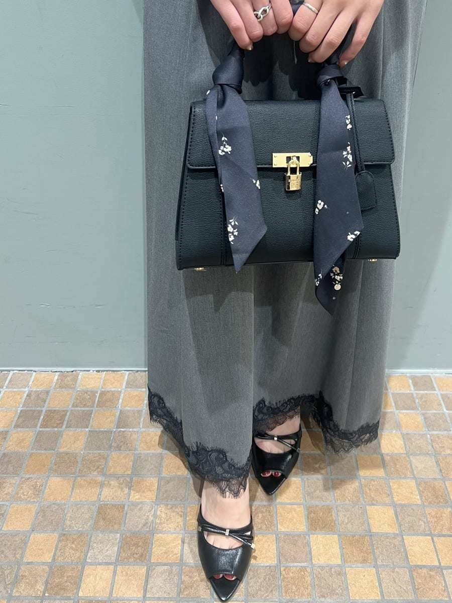 グレー系のワンピース、ブラック系のサンダル、ブラック系のショルダーバッグを着用したレディースの夏コーディネートの7枚目の写真
