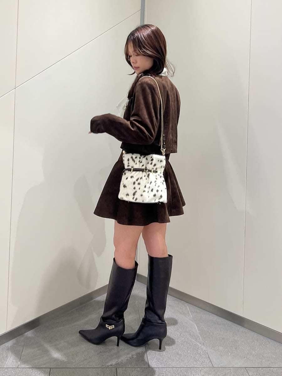 ブラウン系のノーカラージャケット、ブラウン系のその他パンツ、ホワイト系のシャツ/ブラウスを着用したレディースの秋コーディネートの2枚目の写真